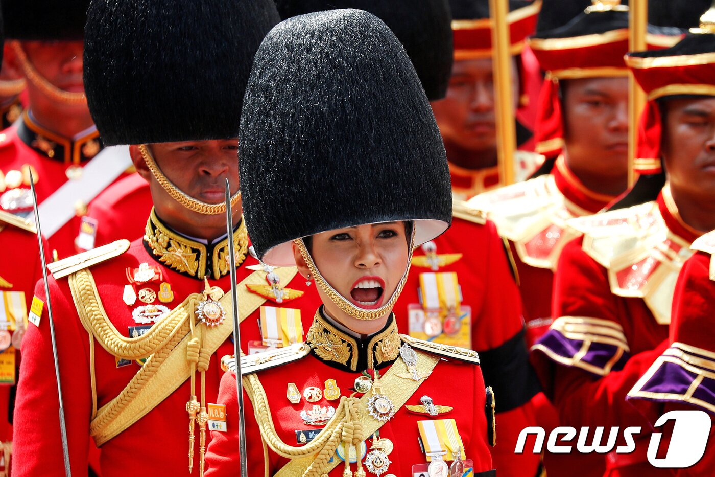 본문 이미지 - 선왕 장례식에서 근위대를 지휘하는 시니낫 후궁.  ⓒ 로이터=뉴스1