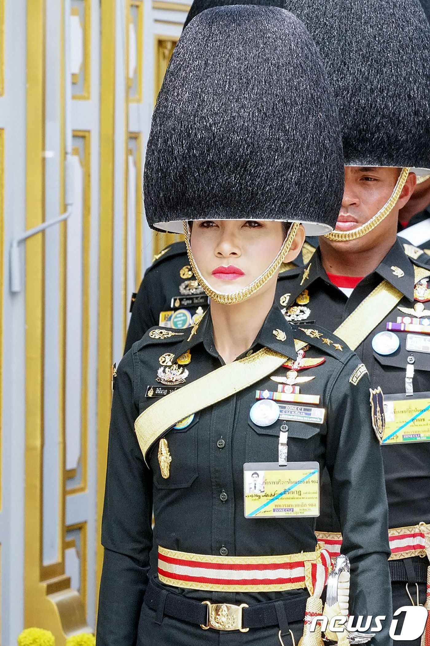 본문 이미지 - 태국 왕실 근위대 소장 복장을 한 시니낫 후궁.  ⓒ AFP=뉴스1