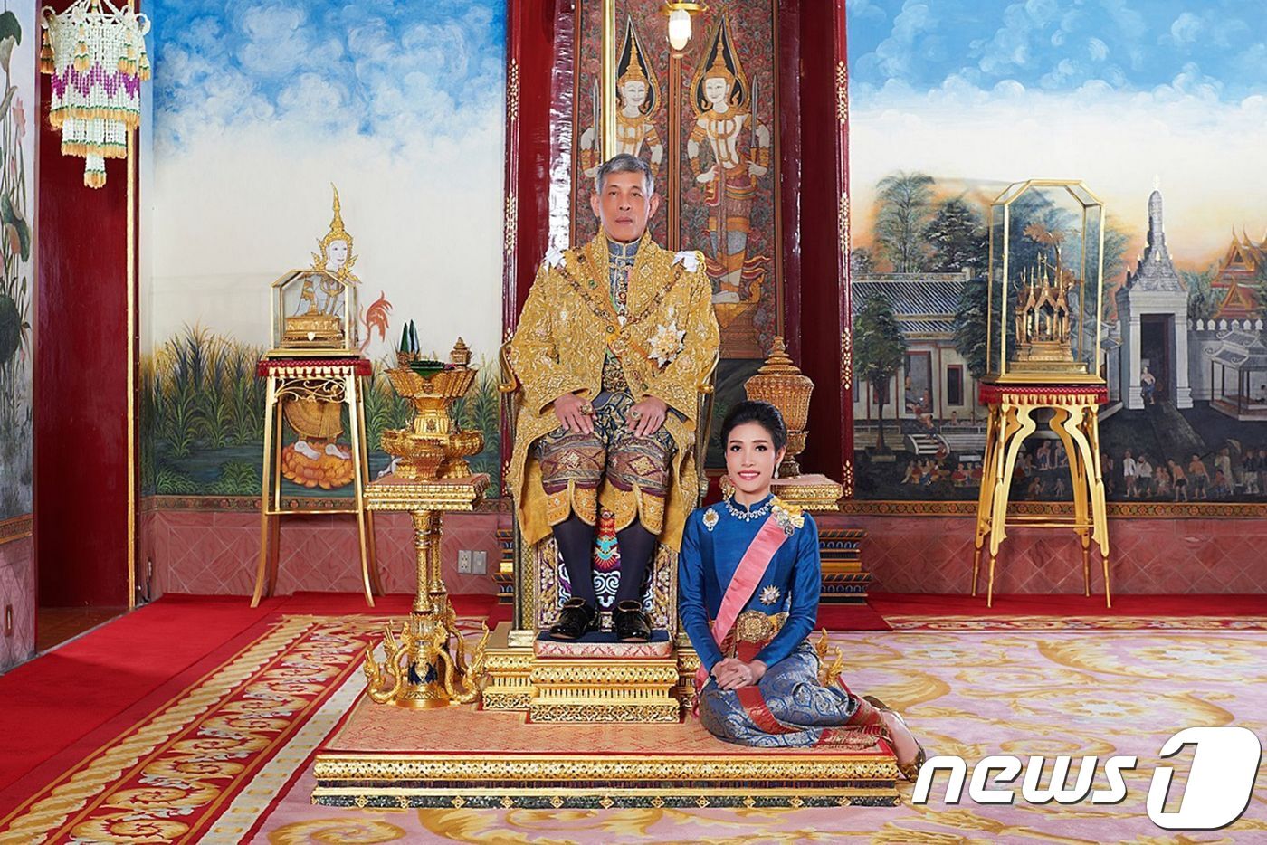본문 이미지 - 후궁 책봉후 국왕과 함께 ⓒ AFP=뉴스1