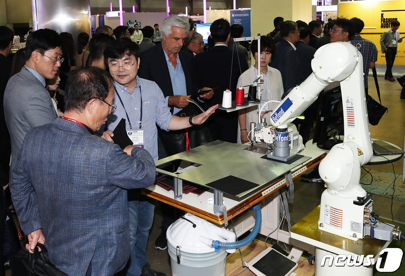 (서울=뉴스1) 오대일 기자 = 28일 서울 강남구 삼성동 코엑스에서 막을 올린 ‘프리뷰 인 서울(PIS) 2019’에서 방문객들이  6관절 기반 봉제공정 로봇을 살펴보고 있다. …