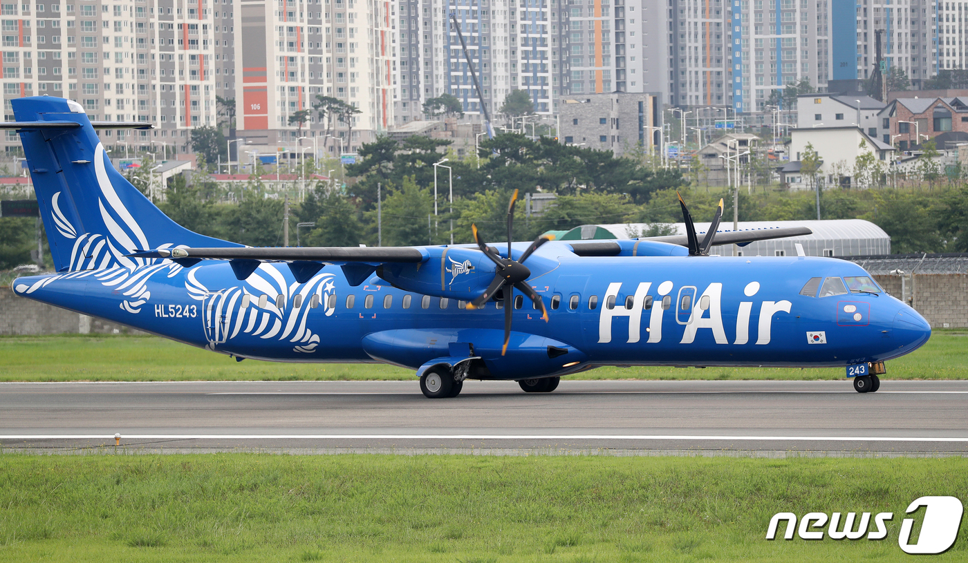 (울산=뉴스1) 윤일지 기자 = 울산공항을 거점으로 하는 소형항공사 '하이에어(Hi Air)'가 항공운항증명(AOC) 취득을 위해 울산과 김포를 오가는 1개 노선을 28일부터 다음 …