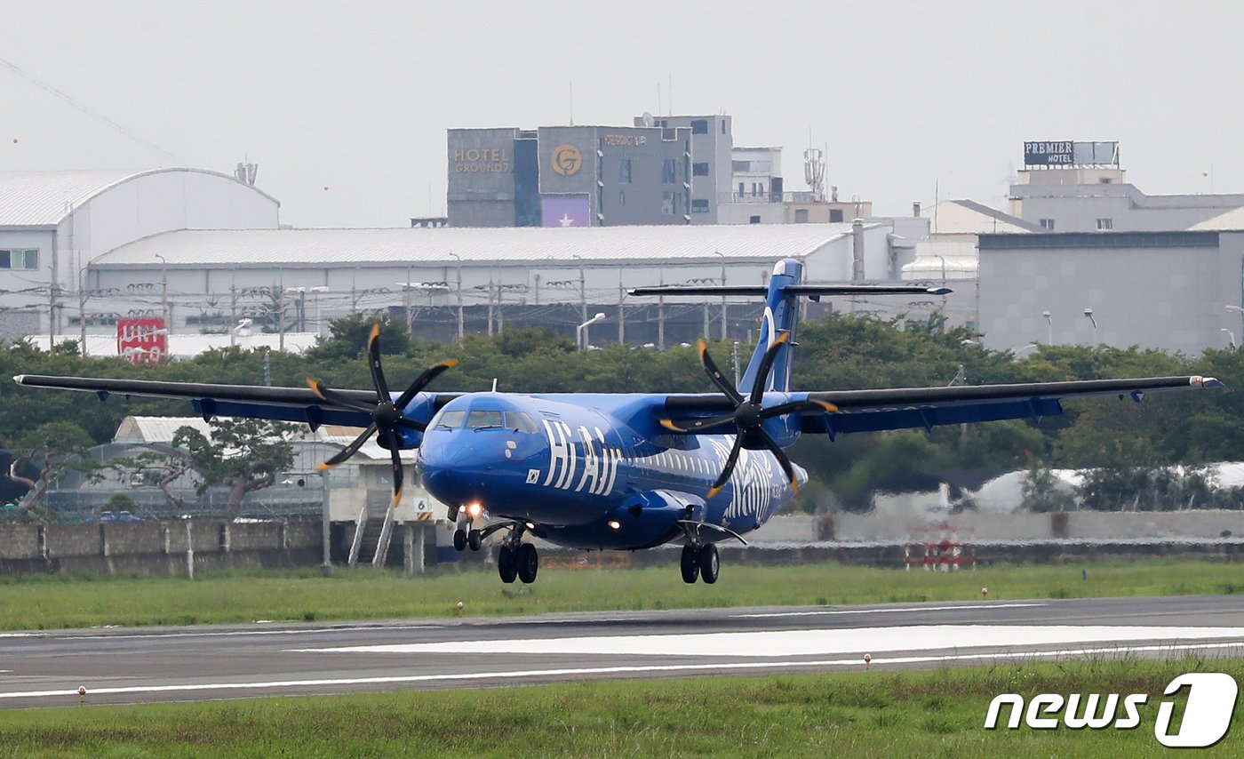 2019년 8월 하이에어의 터보프롭&#40;터보제트에 프로펠러를 장착한 항공기용 제트엔진&#41; ATR 72-500 항공기가 울산공항 활주로에 착륙하고 있다. 2019.8.28/뉴스1 ⓒ News1 윤일지 기자