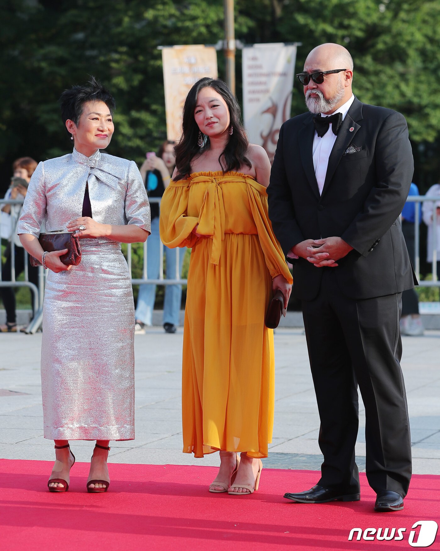 본문 이미지 - 시트콤 '김씨네 편의점'의 캐나다 배우 진 윤(왼쪽부터), 안드레아 방, 폴 선형 리가 28일 오후 서울 동대문구 경희대학교 평화의전당에서 열린 '제14회 서울드라마어워즈'에서 레드카펫을 밟고 있다. 2019.8.28/뉴스1 ⓒ News1 구윤성 기자