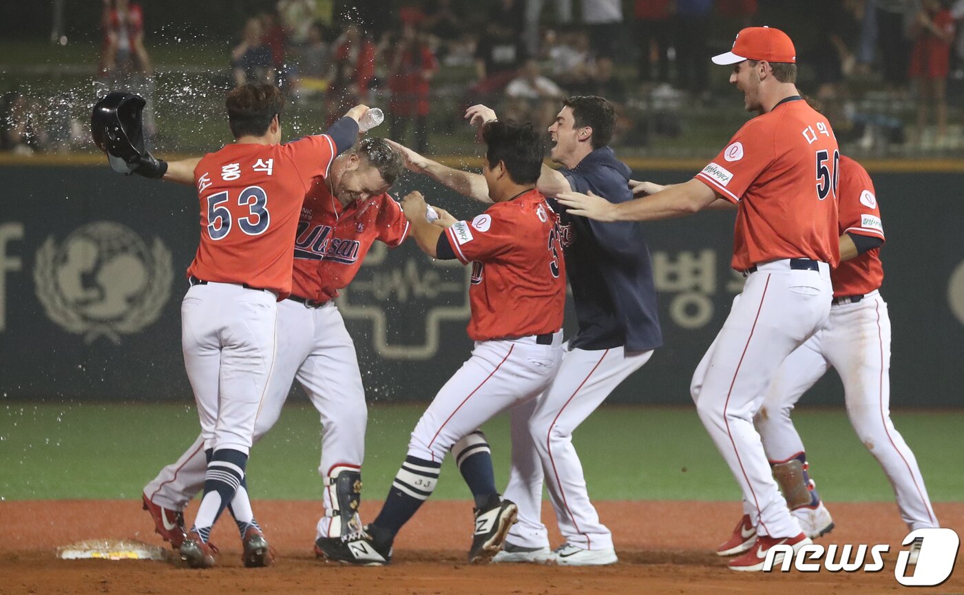 본문 이미지 - 28일 울산 문수야구장에서 열린 프로야구 '2019 신한은행 마이카 KBO리그' LG 트윈스와 롯데 자이언츠의 경기에서 롯데 자이언츠가 LG 트윈스에게 4대3으로 승리했다. 경기를 마친 롯데 선수들이 자축하고 있다. 2019.8.28/뉴스1 ⓒ News1 윤일지 기자