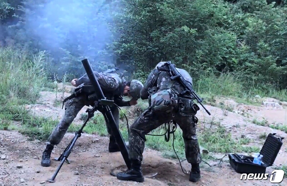 본문 이미지 - 신형 81mm 박격포 사격장면.(방사청 제공)ⓒ 뉴스1