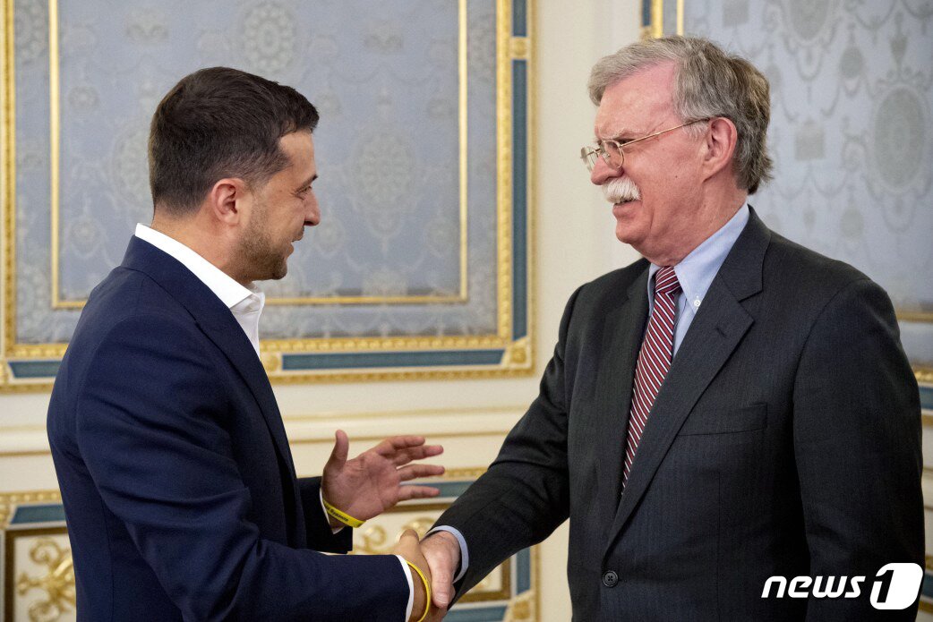 본문 이미지 - 존 볼턴 전 국가안보보좌관이 젤렌스키 우크라이나 대통령(좌)과 악수하고 있다. ⓒ AFP=뉴스1 ⓒ News1 