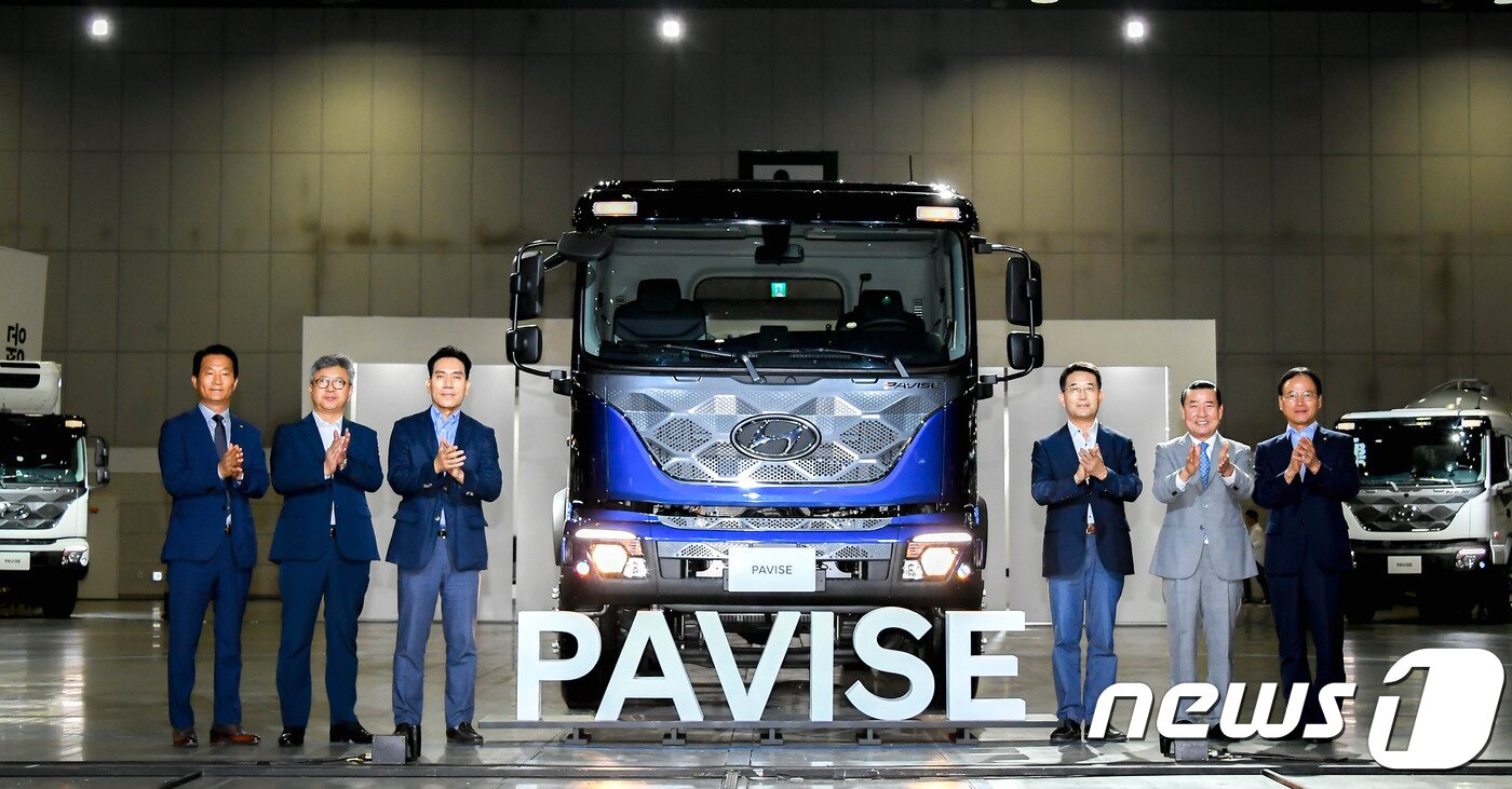 본문 이미지 - (왼쪽부터) 김수덕 한국자동차제작협회 회장, 박인규 전국마을버스운송사업연합회 회장, 임정환 현대차 상용개발2센터 전무, 이인철 부상용사업본부장 사장, 신한춘 전국화물연합회 회장, 장진곤 전국화물주선사업연합회 회장 ⓒ 뉴스1