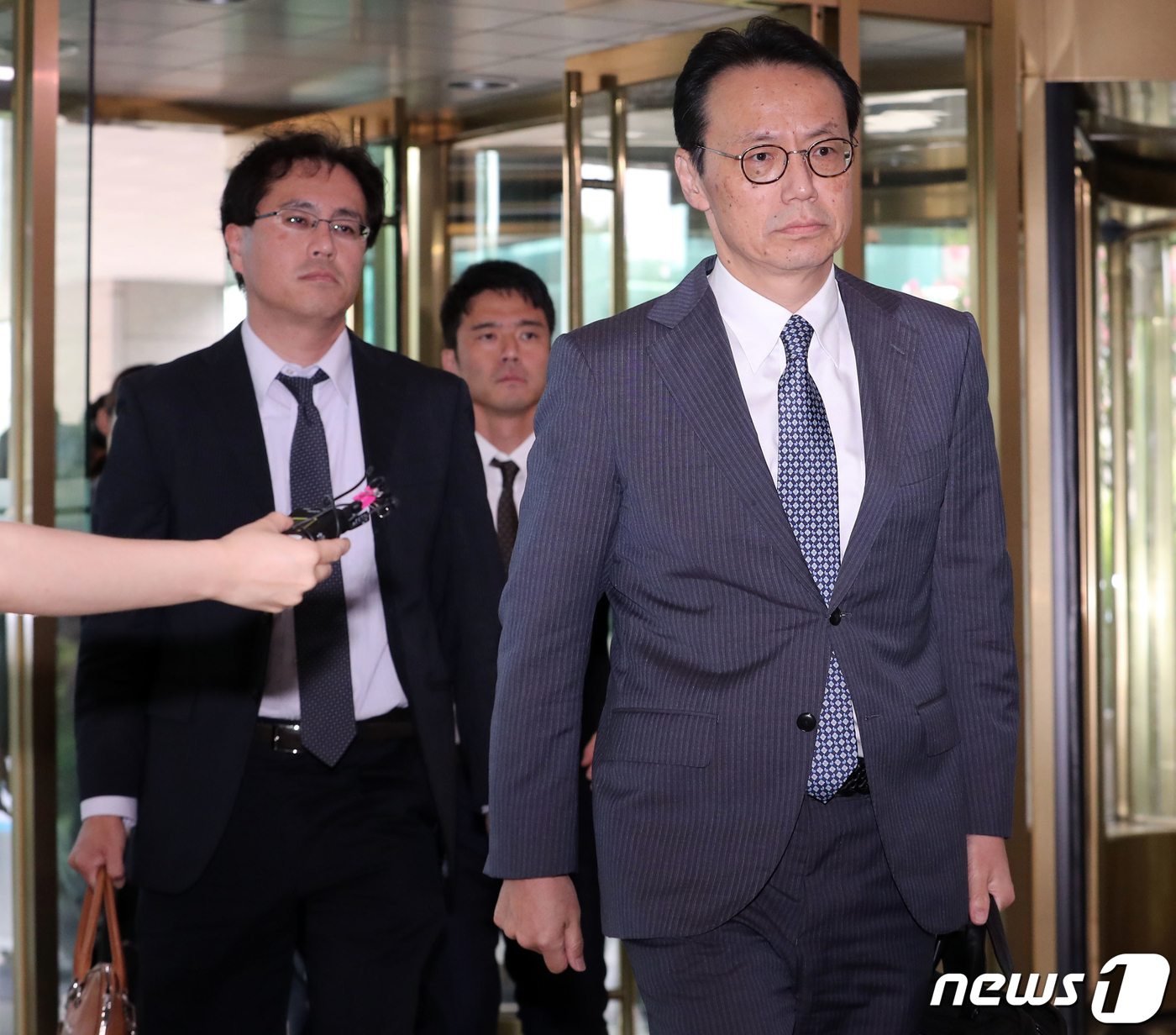 (서울=뉴스1) 오대일 기자 = 가나스기 겐지 일본 외무성 아시아대양주국장이 29일 오후 한일 국장급 협의를 위해 서울 종로구 외교부 청사로 들어서고 있다.김정한 외교부 아시아태평 …