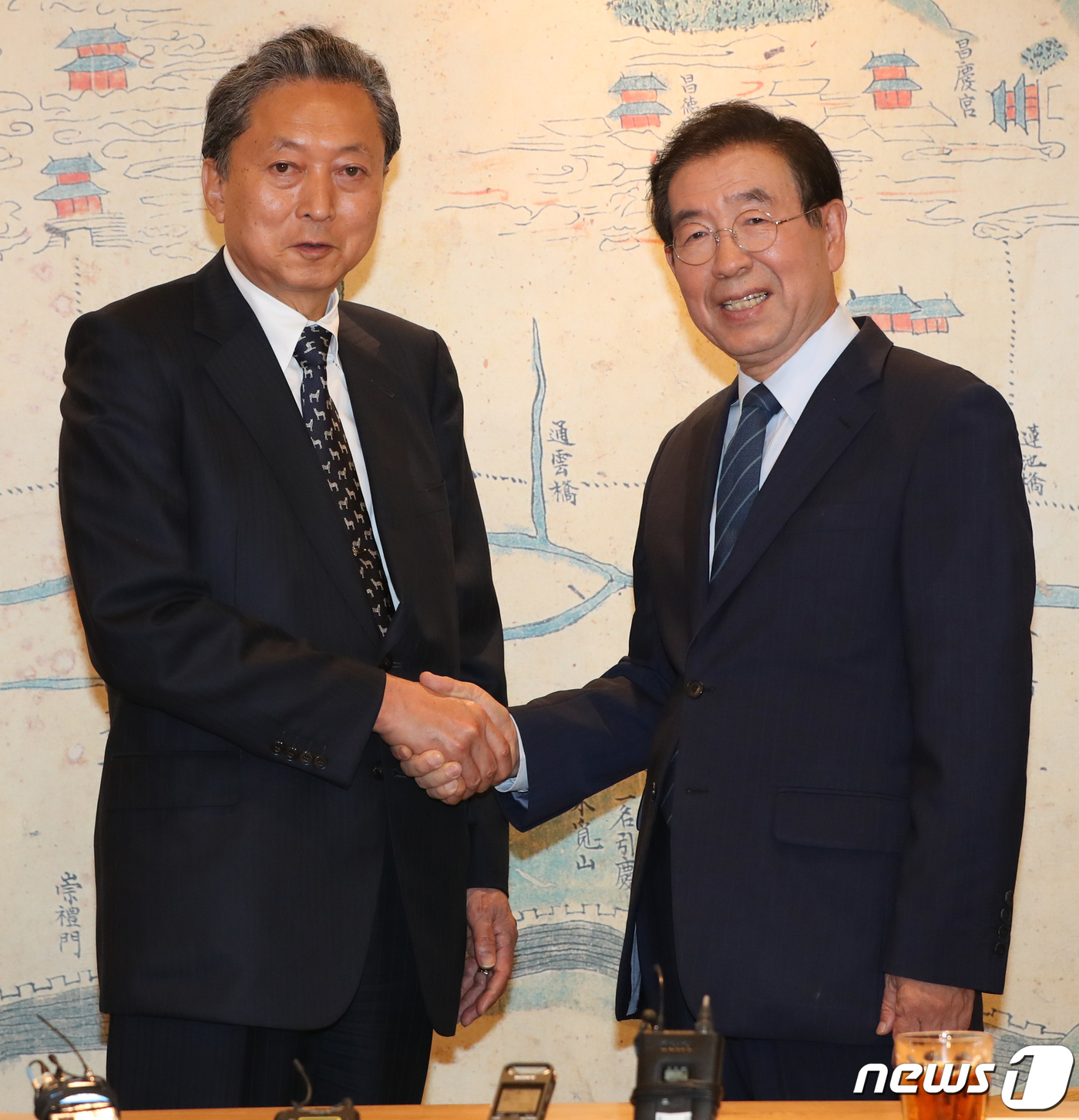 (서울=뉴스1) 허경 기자 = 박원순 서울시장이 29일 서울시청 시장실에서 하토야마 유키오(鳩山由紀夫) 전 일본총리와 만나 악수하고 있다. 2019.8.29/뉴스1