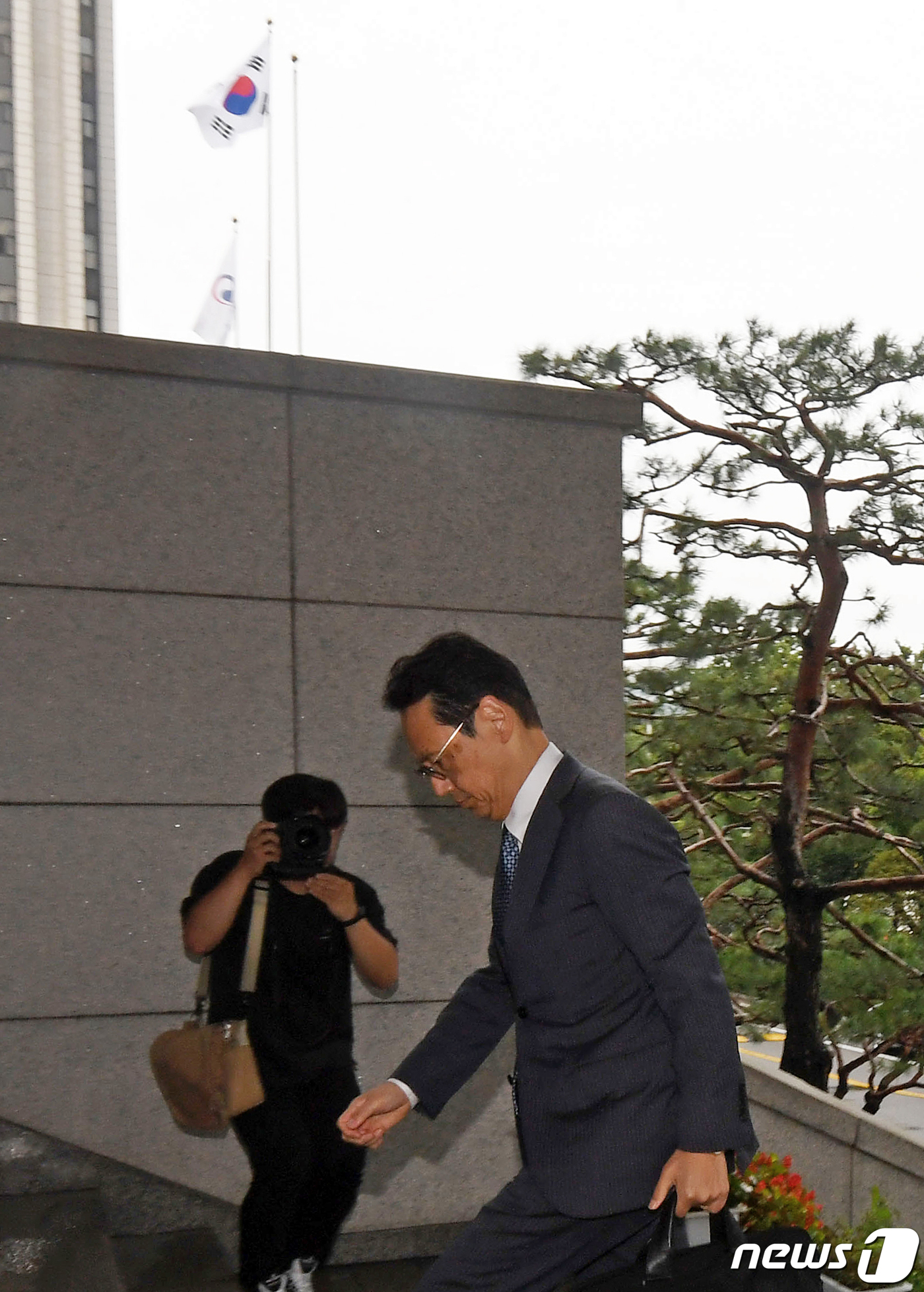 (서울=뉴스1) 오대일 기자 = 가나스기 겐지 일본 외무성 아시아대양주국장이 29일 오후 한일 국장급 협의를 위해 서울 종로구 외교부 청사로 들어서고 있다.김정한 외교부 아시아태평 …