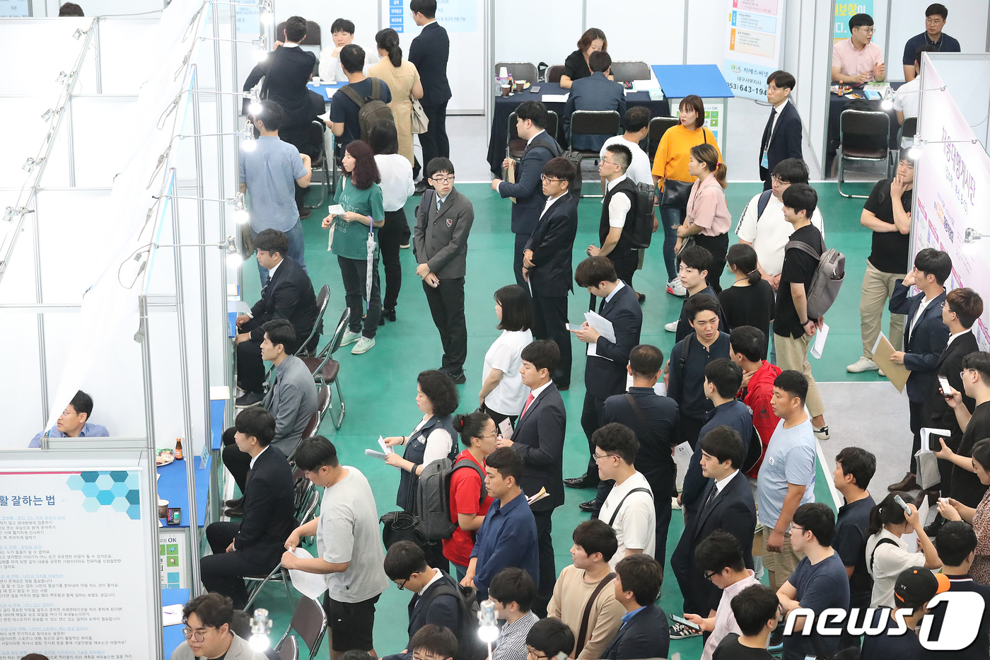 (대구=뉴스1) 공정식 기자 = 29일 대구 남구 영남이공대 천마체육관에서 열린 '2019 대구 청년 채용박람회'를 찾은 구직자들로 행사장이 붐비고 있다.대구고용노동청·대구경북중소 …