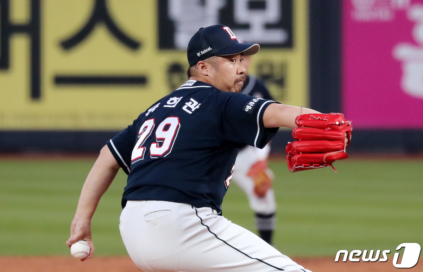 (수원=뉴스1) 조태형 기자 = 29일 오후 경기도 수원시 장안구 kt위즈파크에서 열린 프로야구 2019 신한은행 마이카 KBO리그 kt 위즈와 두산 베어스의 경기 1회말 선발투수 …
