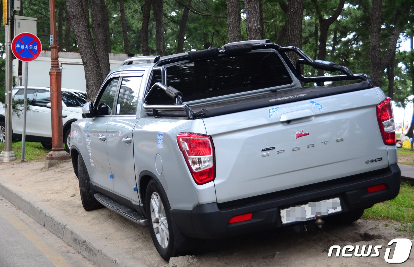 본문 이미지 - 폭염주의보가 내려진 3일 강원 강릉시 경포 해변 인근 도로에서 비양심적인 불법주차가 여전히 자행되고 있다. 2019.8.3/뉴스1 ⓒ News1 하중천 기자