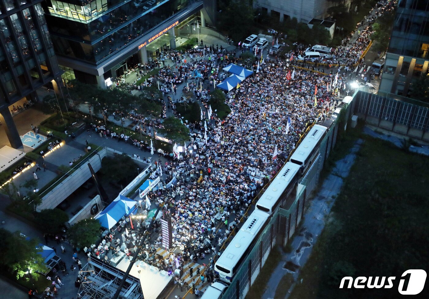 본문 이미지 - 3일 오후 서울 종로구 구 일본대사관 앞에서 열린 아베 규탄 시민행동 &#39;일본 경제보복 규탄 촛불문화제&#39;에서 시민들이 촛불을 들고 있다. 2019.8.3/뉴스1 ⓒ News1 안은나 기자