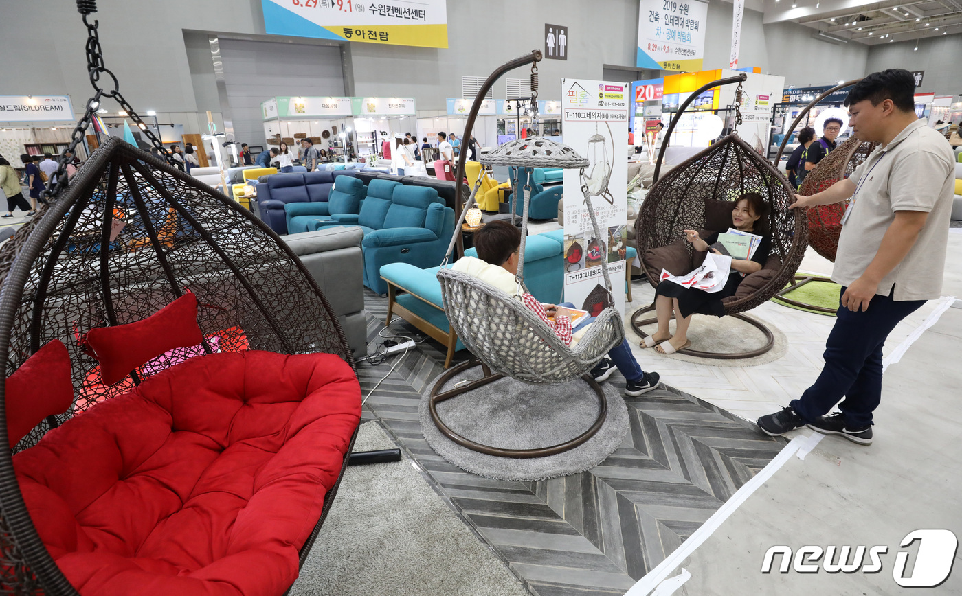 (수원=뉴스1) 조태형 기자 = 30일 오후 경기도 수원시 영통구 수원컨벤션센터에서 열린 2019 수원 건축·인테리어 박람회에서 관람객들이 다양한 종류의 가구 및 인테리어 소품들을 …