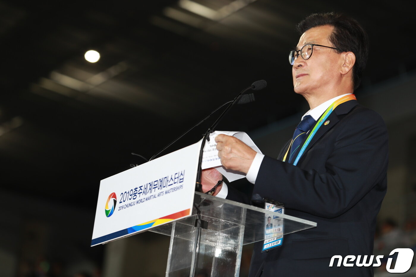 본문 이미지 - 2019 충주세계무예마스터십 조직위원장 이시종 충북지사가 지난 8월30일 오후 충북 충주종합운동장에서 열린 개막식에서 대회사를 하고 있다.(충청북도 제공) 2019.8.30 ⓒ News1 