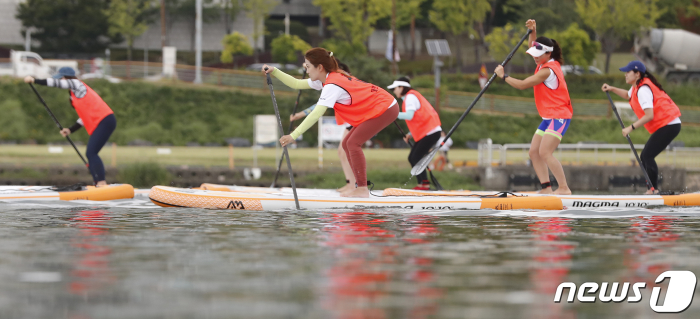(대전=뉴스1) 주기철 기자 = 31일 대전 갑천 스포츠체험장에서 2019 갑천 수상스포츠 페스티벌 전국패들보드챌린지대회가 열리고 있다. 2019.8.31/뉴스1
