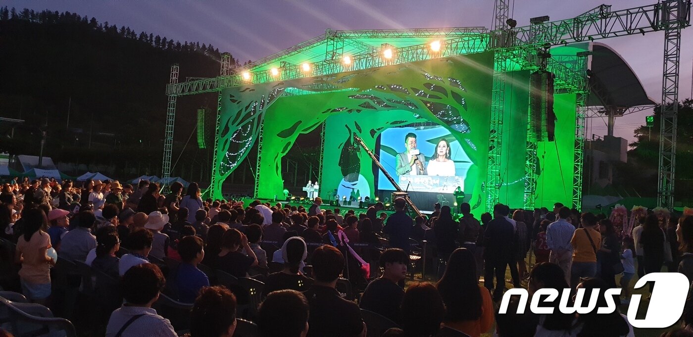 본문 이미지 - 31일 전북 무주군 무주읍 등나무운동장에서 제23회 반딧불축제 개막식이 열리고 있다.2019.8.31/뉴스1