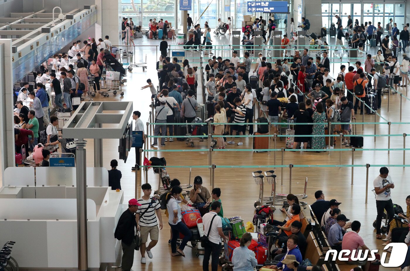 본문 이미지 - 4일 오전 인천국제공항 출국장이 여행객으로 붐비고 있다. 본격적인 휴가철을 맞이해 이날 인천국제공항은 하루 약 23만 명이 공항을 이용해 역대 가장 많은 인파가 몰릴 것으로 예상했다. 2019.8.4/뉴스1 ⓒ News1 박세연 기자