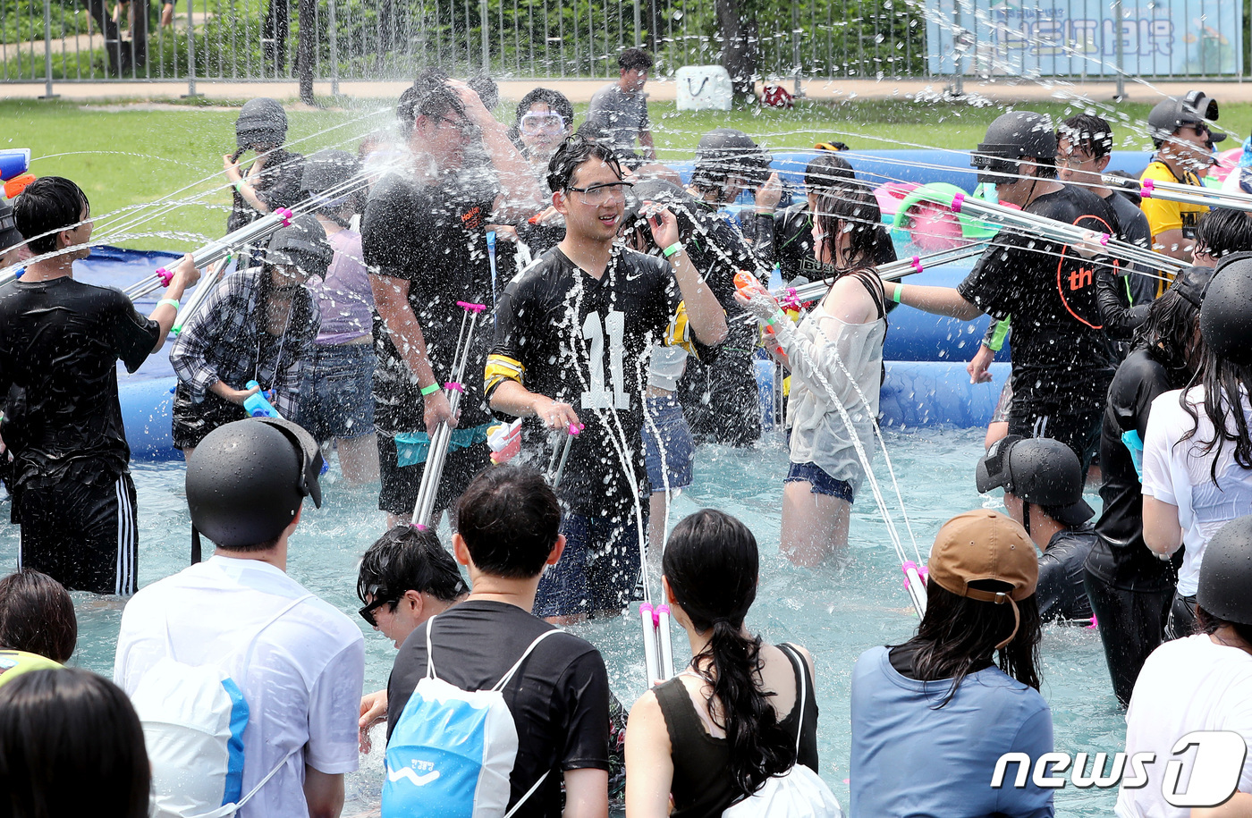 (서울=뉴스1) 박정호 기자 = 전국 대부분 지역에 폭염 경보가 발효된 4일 오후 서울 난지한강공원에서 열린 '한강워터피크닉-물싸움축제'를 찾은 시민들이 물놀이를 즐기고 있다. 2 …