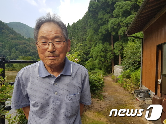 20여년이 넘는 세월동안 자택 인근에 있는 무연고 조선인 묘소를 청소하고 관리하면서 명복을 빌어온 나카히라 요시오(中平吉男·89)가 미소를 짓고있다. © 뉴스1 조아현