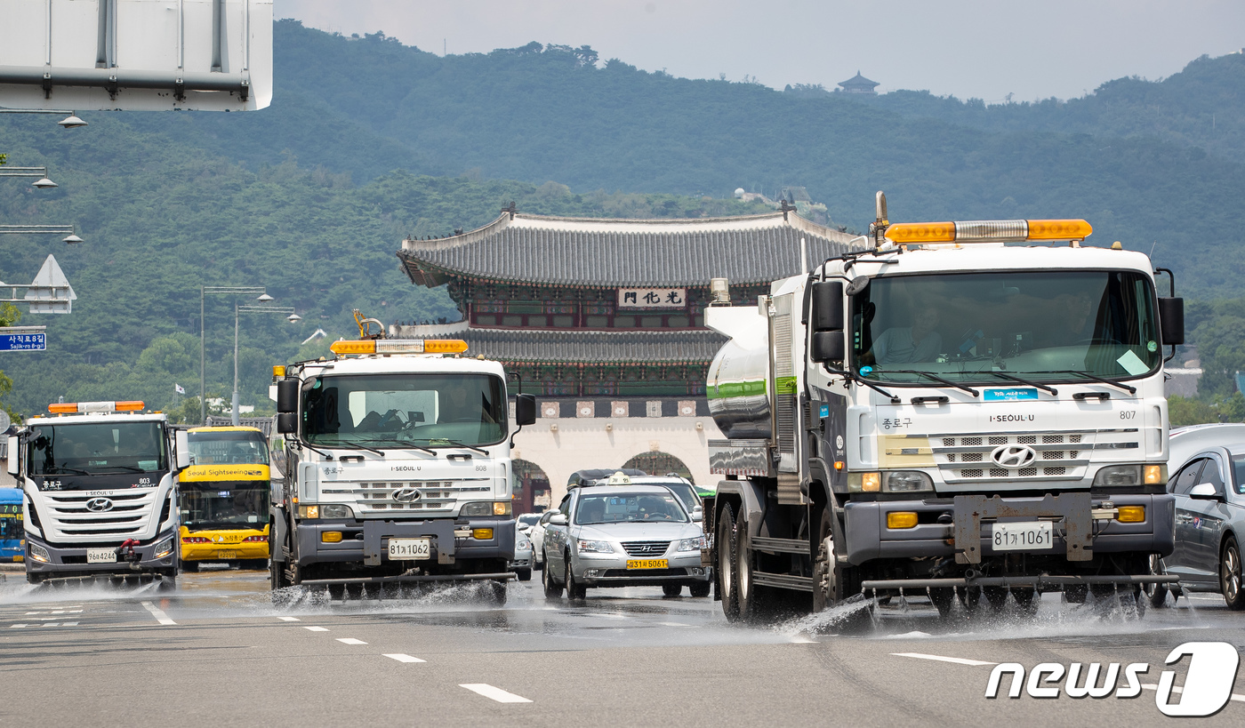 (서울=뉴스1) 유승관 기자 = 전국 대부분 지역에 폭염 경보가 내린 5일 서울 세종대로에서 물청소차가 도로에 물을 뿌리며 열기를 식히고 있다. 2019.8.5/뉴스1
