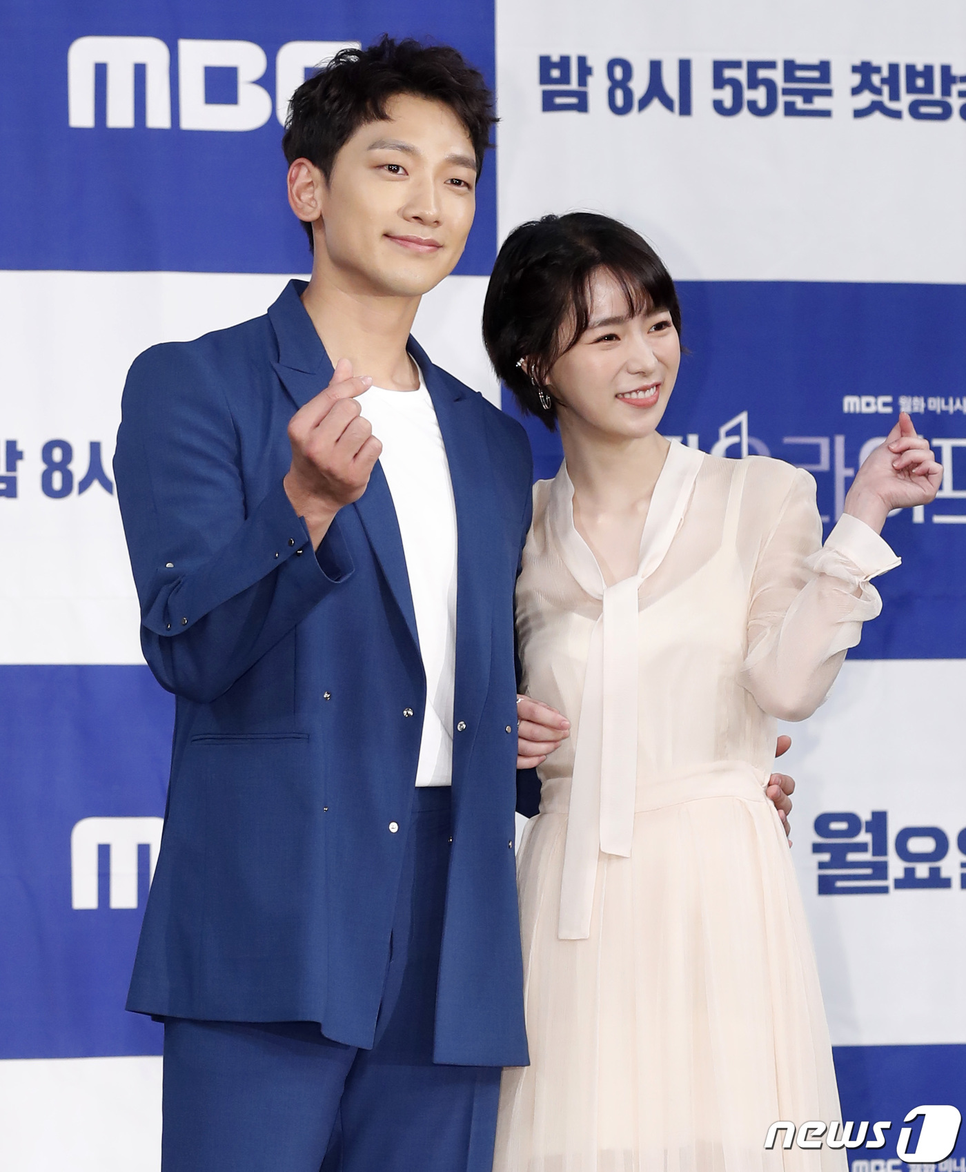 (서울=뉴스1) 권현진 기자 = 배우 정지훈, 임지연(오른쪽)이 5일 서울 마포구 상암동 MBC에서 열린 MBC 새 월화드라마 ‘웰컴2라이프’ 제작발표회에 참석해 포즈를 취하고 있 …