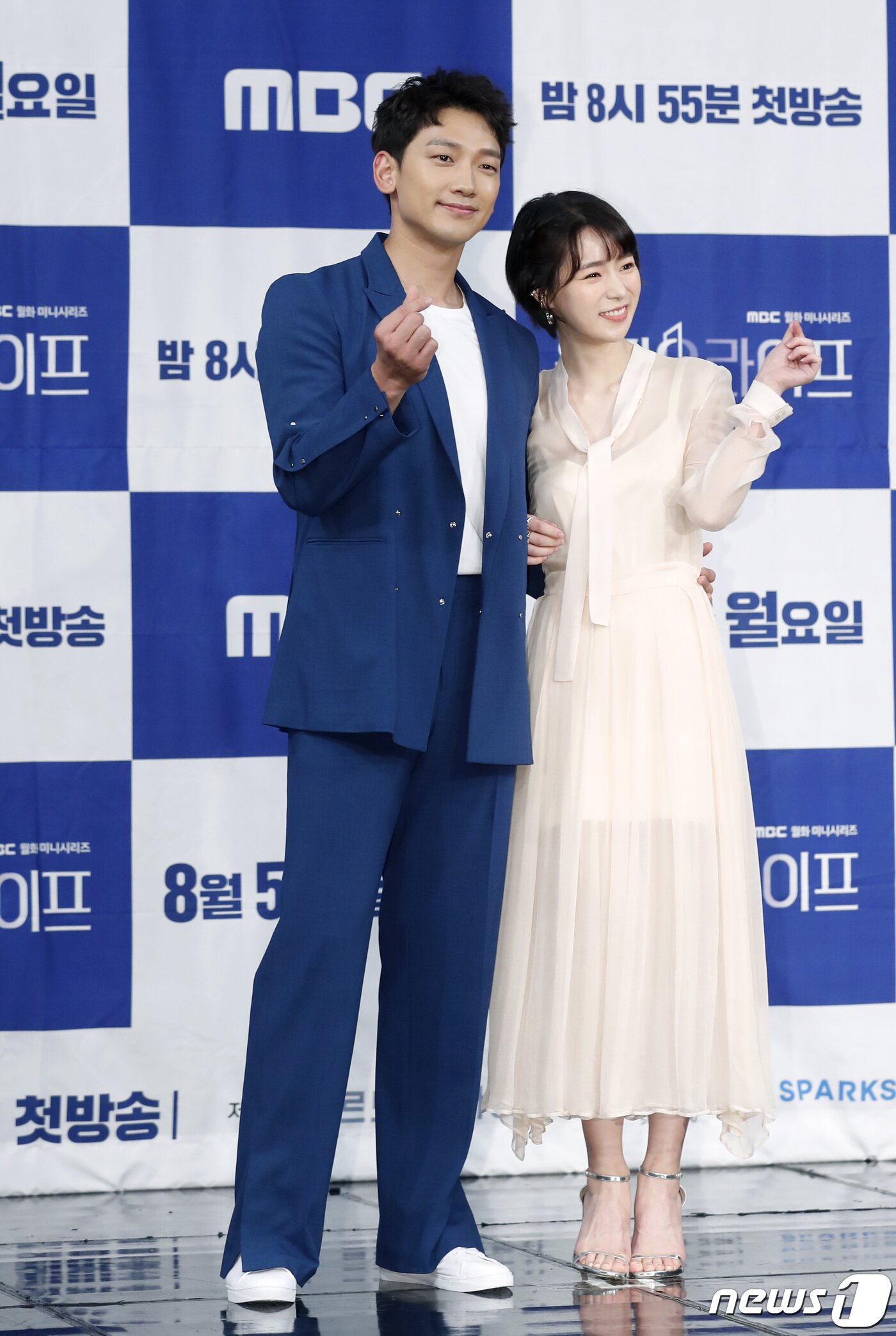 본문 이미지 - 배우 정지훈, 임지연(오른쪽)이 5일 서울 마포구 상암동 MBC에서 열린 MBC 새 월화드라마 ‘웰컴2라이프’ 제작발표회에 참석해 포즈를 취하고 있다.  ‘웰컴2라이프’는 자신의 이득만 쫓던 악질 변호사가 사고로 평행 세계에 빨려 들어가 강직한 검사로 개과천선해 펼치는 로맨틱 코미디 수사물이다. 2019.8.5./뉴스1 ⓒ News1 권현진 기자