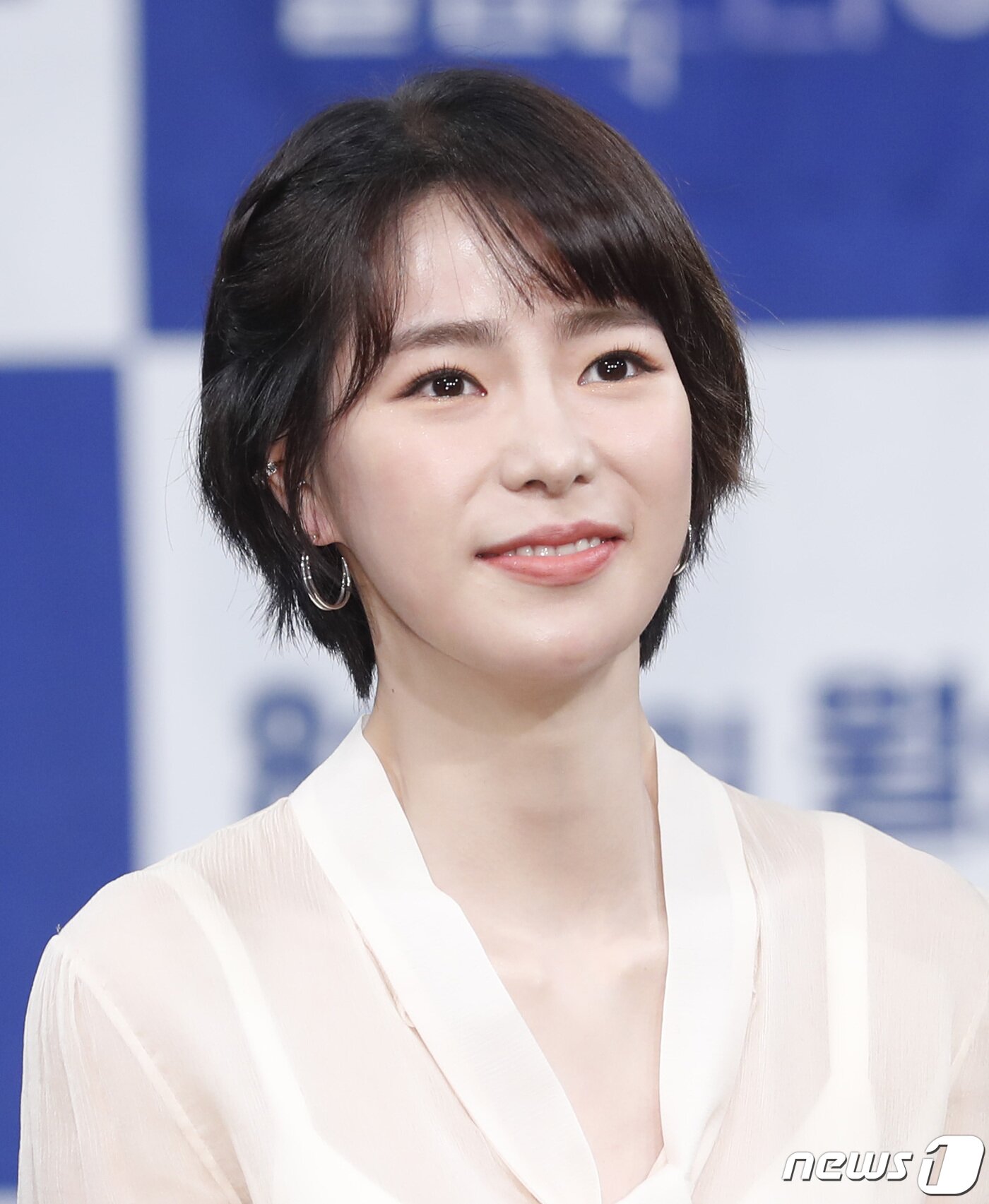 본문 이미지 - 배우 임지연이 5일 서울 마포구 상암동 MBC에서 열린 MBC 새 월화드라마 ‘웰컴2라이프’ 제작발표회에 참석해 미소를 짓고 있다.  ‘웰컴2라이프’는 자신의 이득만 쫓던 악질 변호사가 사고로 평행 세계에 빨려 들어가 강직한 검사로 개과천선해 펼치는 로맨틱 코미디 수사물이다. 2019.8.5./뉴스1 ⓒ News1 권현진 기자