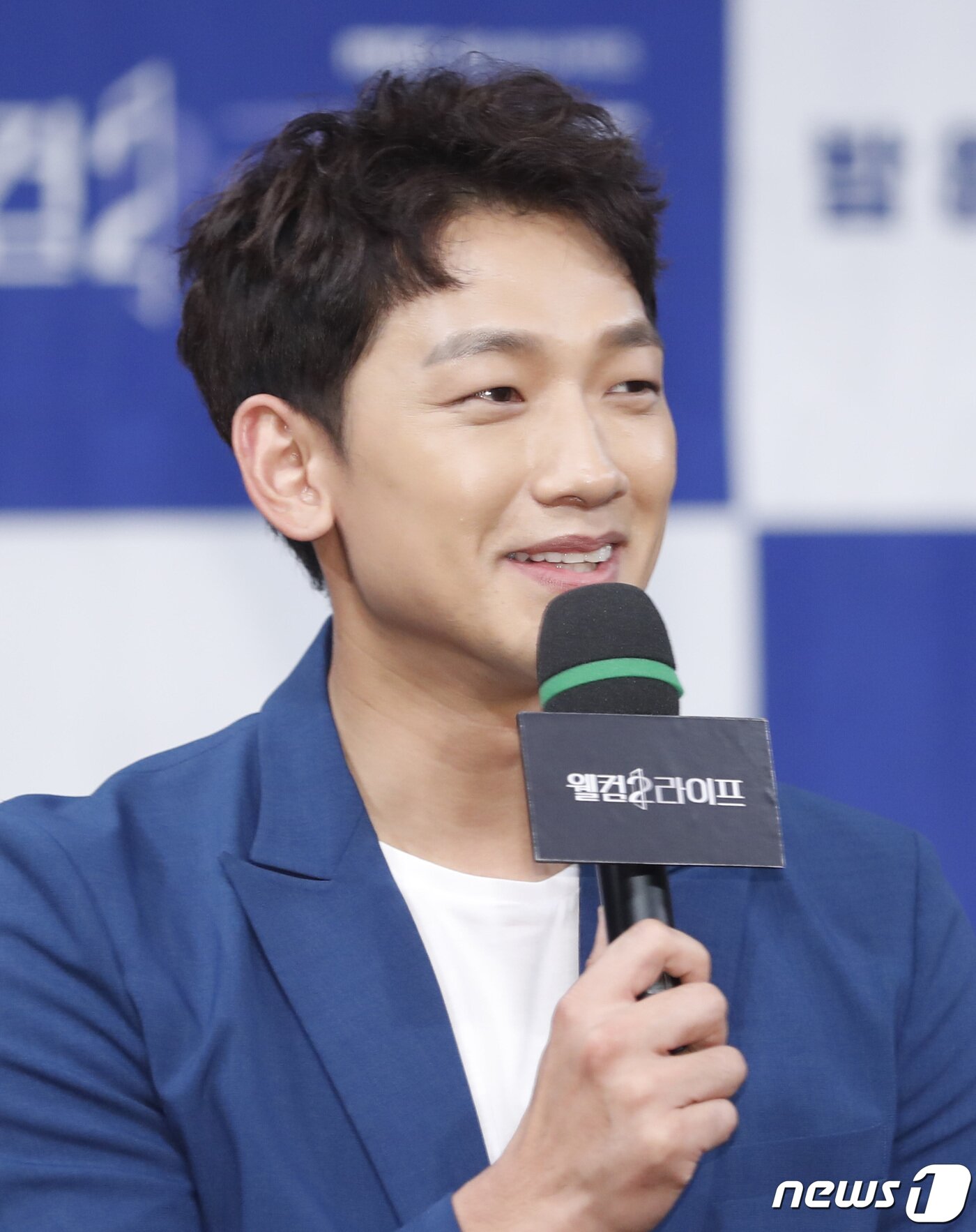 본문 이미지 - 배우 정지훈(비)이 5일 서울 마포구 상암동 MBC에서 열린 MBC 새 월화드라마 ‘웰컴2라이프’ 제작발표회에 참석해 아내 김태희의 반응에 대한 질문에 답하고 있다. ‘웰컴2라이프’는 자신의 이득만 쫓던 악질 변호사가 사고로 평행 세계에 빨려 들어가 강직한 검사로 개과천선해 펼치는 로맨틱 코미디 수사물이다. 2019.8.5./뉴스1 ⓒ News1 권현진 기자