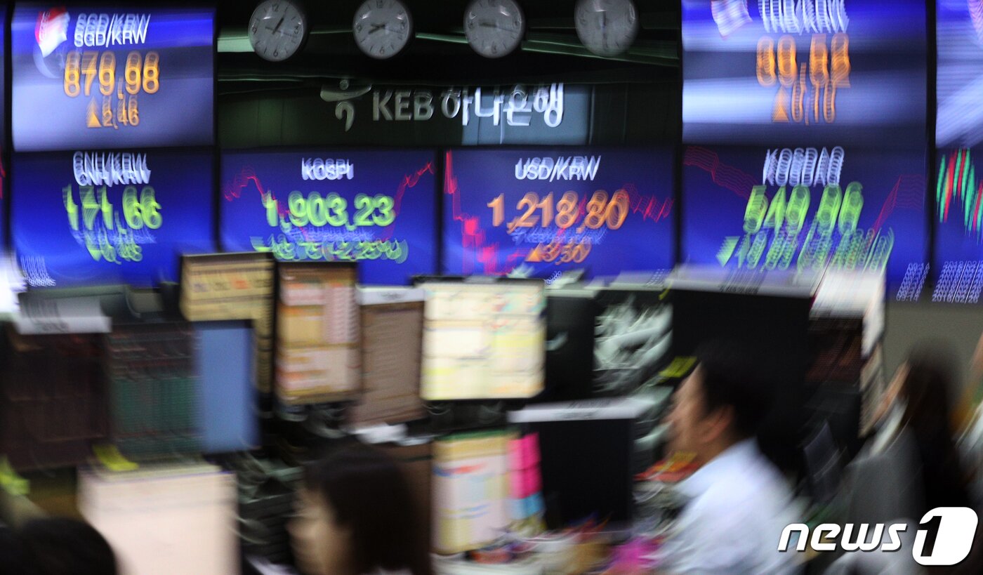본문 이미지 - 6일 오전 서울 중구 KEB하나은행 딜링룸에서 직원들이 업무를 보고 있다. 이날 코스피지수는 전일 대비 46.62포인트(2.39%) 내린 1900.36, 코스닥지수는 14.72포인트(2.58%) 내린 555.07로 출발했다. 원·달러 환율은 4.7원 오른 1220.0원으로 출발했다. 2019.8.6/뉴스1 ⓒ News1 황기선 기자