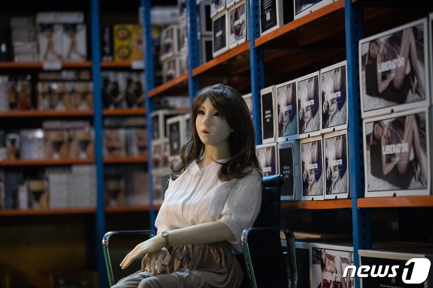 본문 이미지 - 6일 서울 강서구에 위치한 리얼돌 수입업체 부르르닷컴 물류창고에 키158cm의 리얼돌이 전시돼 있다. 2019.8.6/뉴스1 ⓒ News1 유승관 기자