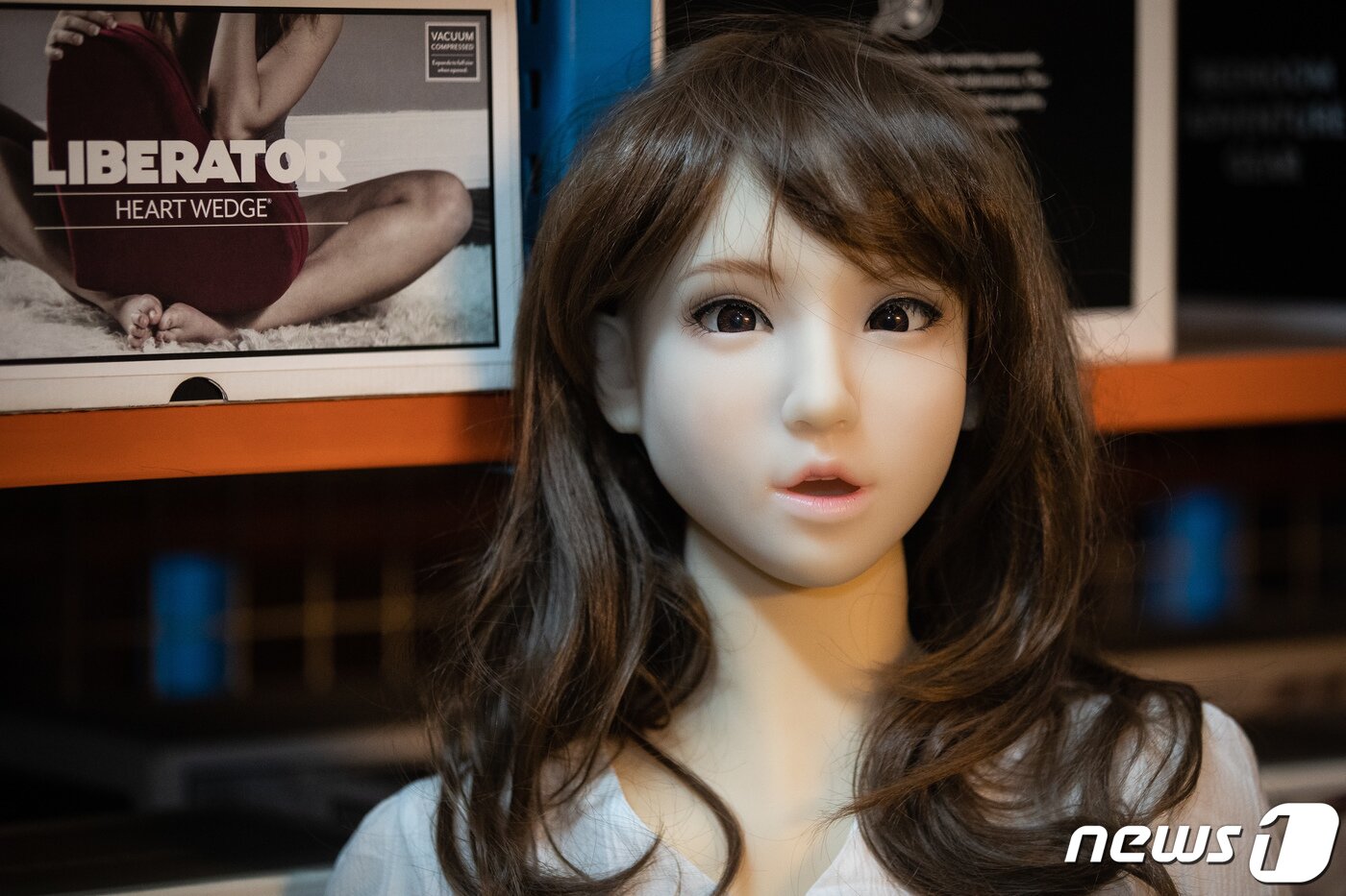 본문 이미지 - 6일 서울 강서구에 위치한 리얼돌 수입업체 부르르닷컴 물류창고에 키158cm의 리얼돌이 전시돼 있다. 2019.8.6/뉴스1 ⓒ News1 유승관 기자