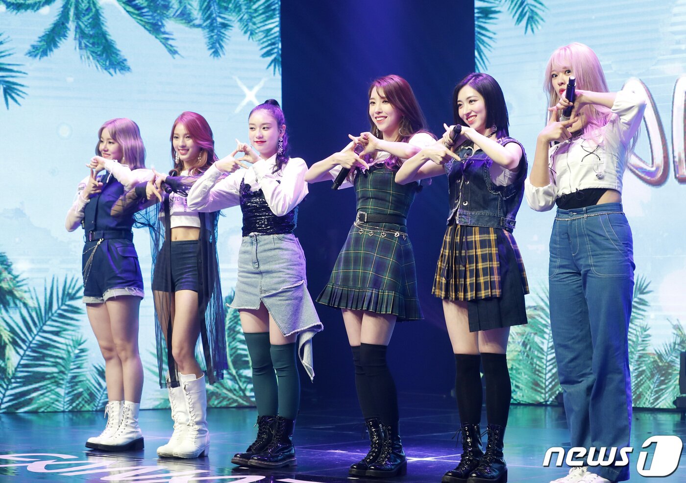 본문 이미지 - 파나틱스가 6일 오후 서울 강남구 선릉로 일지아트홀에서 열린 데뷔 미니앨범 ‘더 식스(THE SIX)’ 발매 기념 쇼케이스에 참석해 포즈를 취하고 있다. 2019.8.6/뉴스1 ⓒ News1 권현진 기자