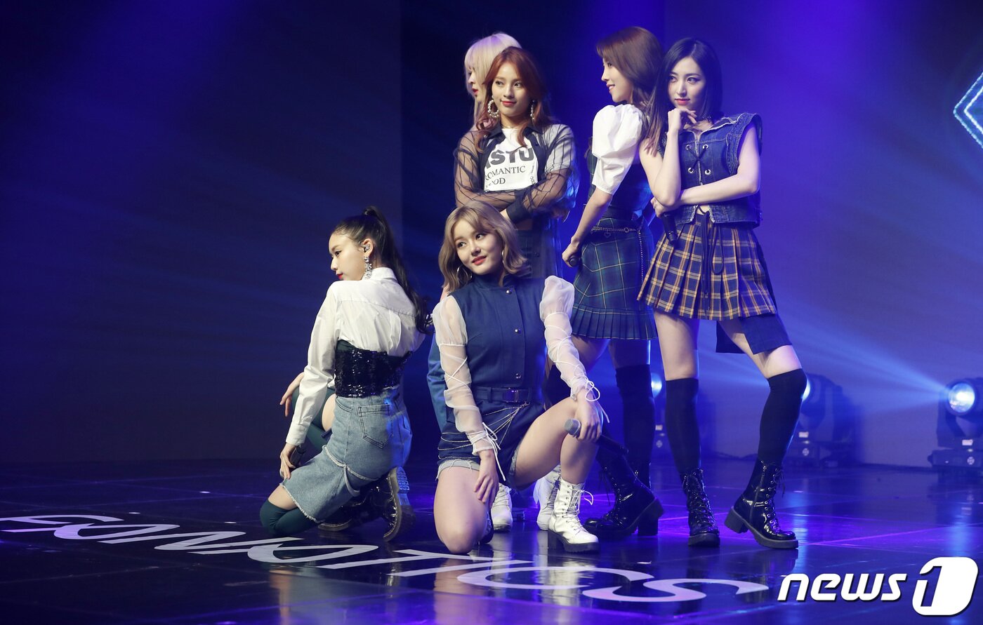 본문 이미지 - 파나틱스 도아, 윤혜, 지아이, 채린, 시카, 도이가 6일 오후 서울 강남구 선릉로 일지아트홀에서 열린 데뷔 미니앨범 ‘더 식스(THE SIX)’ 발매 기념 쇼케이스에 참석해 신곡을 선보이고 있다. 2019.8.6/뉴스1 ⓒ News1 권현진 기자