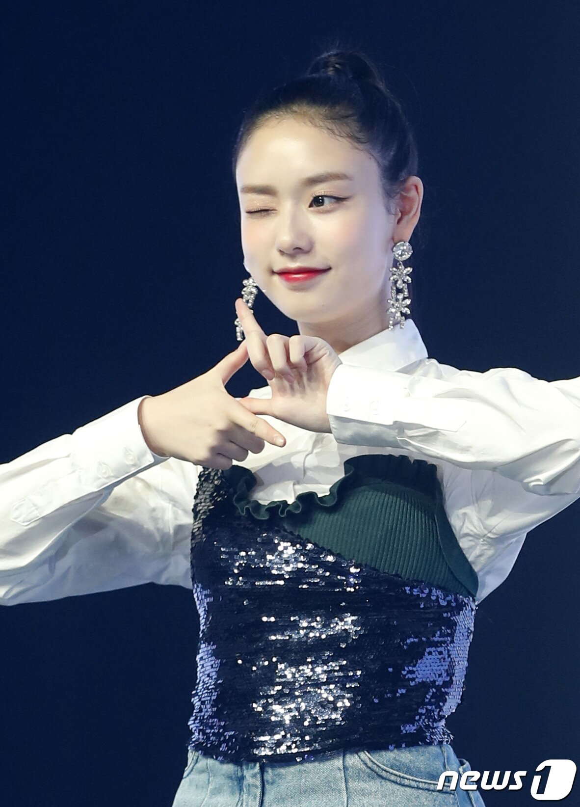 본문 이미지 - 파나틱스 도아가 6일 오후 서울 강남구 선릉로 일지아트홀에서 열린 데뷔 미니앨범 ‘더 식스(THE SIX)’ 발매 기념 쇼케이스에 참석해 포즈를 취하고 있다. 2019.8.6/뉴스1 ⓒ News1 권현진 기자