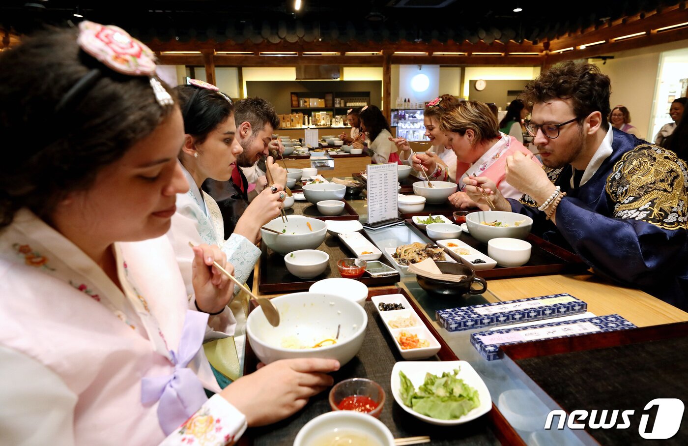 본문 이미지 - 프랑스 한류팬들이 서울 중구 다동 한국관광공사 케이스타일 허브 한식문화관에서 한식으로 점심을 하고 있다. 이들은  20일 일정의 케이팝 공연 연계 상품을 통해 국내에 머물며 다양한 여행지를 직접 경험하고, 음악방송과 한류 아이돌 공연 등을 관람했다.ⓒ News1 박정호 기자