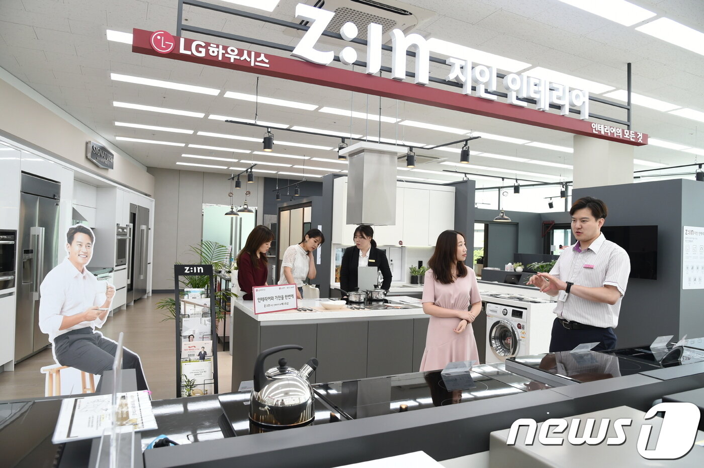 본문 이미지 - LG하우시스가 LG전자 베스트샵(BEST SHOP)에 숍인숍(Shop in Shop) 형태로 토털 인테리어 제품을 판매하는 지인(Z:IN)매장을 입점시켰다.ⓒ 뉴스1