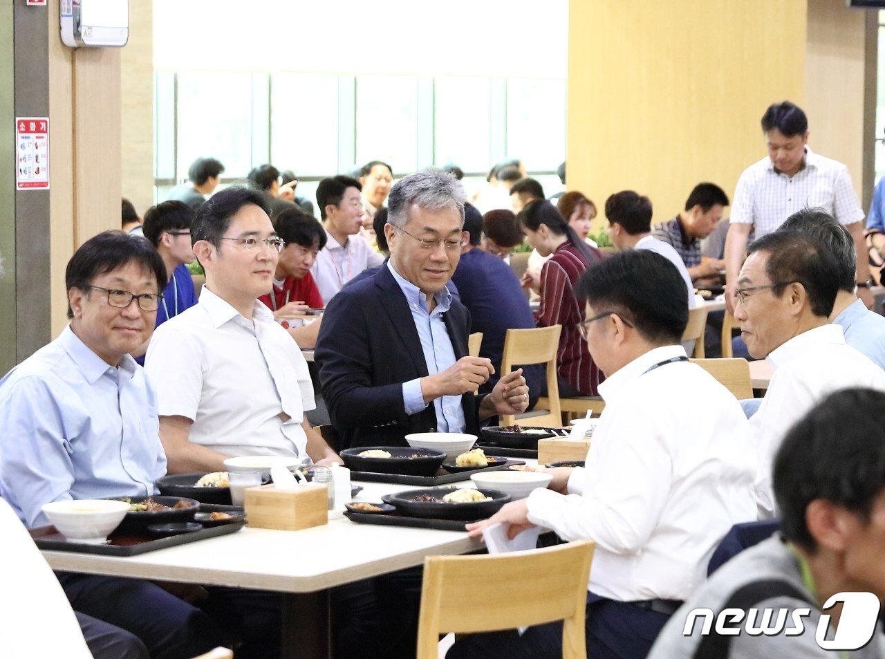 본문 이미지 - 이재용 삼성전자 부회장이 6일 삼성전자 온양캠퍼스(충청남도 아산 소재)를 방문해 직원식당에서 식사를 하고 있다. 사진 왼쪽부터 정은승 파운드리사업부장 사장, 이재용 부회장, 강인엽 시스템LSI사업부장 사장, 김기남 DS부문 대표이사 부회장, 백홍주 TSP총괄 부사장.(삼성전자 제공)2019.8.6/뉴스1 ⓒ News1 박동해 기자