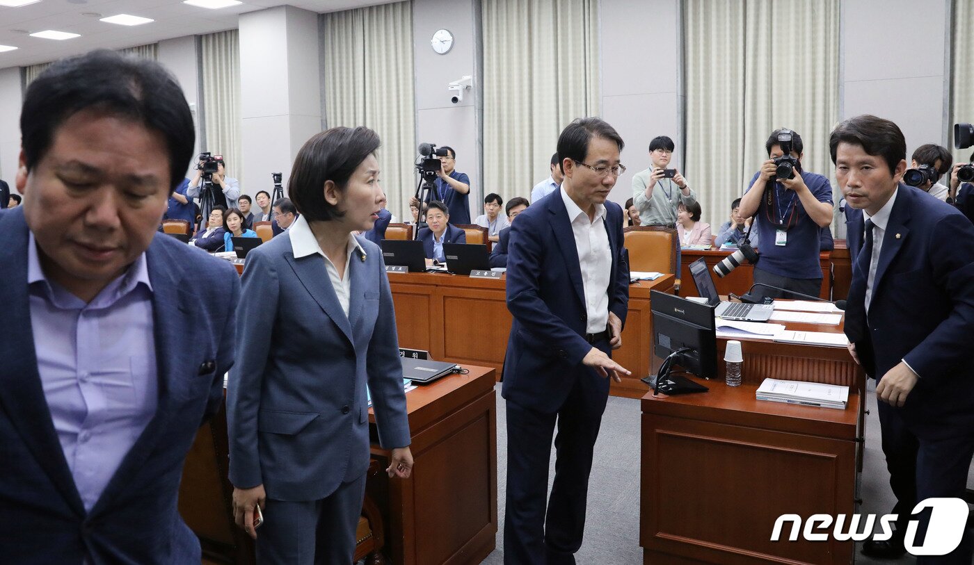 본문 이미지 - 나경원 자유한국당 원내대표와 정양석 원내수석부대표가 6일 서울 여의도 국회에서 열린 운영위원회 전체회의에서 '노영민 대통령 비서실장의 사과문제'로 정회되자 자리에서 일어나고 있다. 2019.8.6/뉴스1 ⓒ News1 이종덕 기자