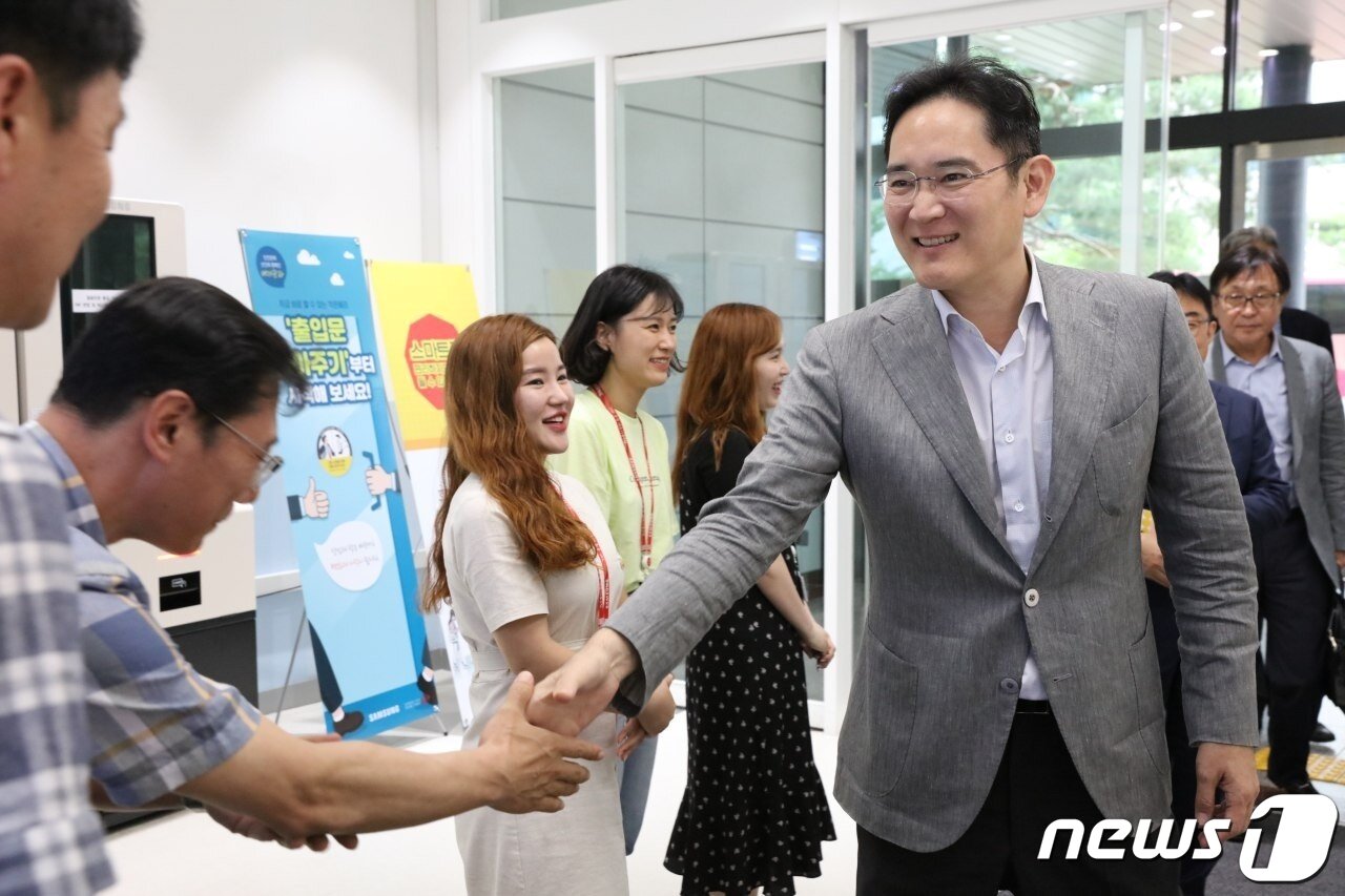 본문 이미지 - 이재용 삼성전자 부회장이 6일 천안사업장을 방문해 임직원들과 인사를 나누고 있다. (삼성전자 제공) 2019.8.6/뉴스1 ⓒ News1 주성호 기자