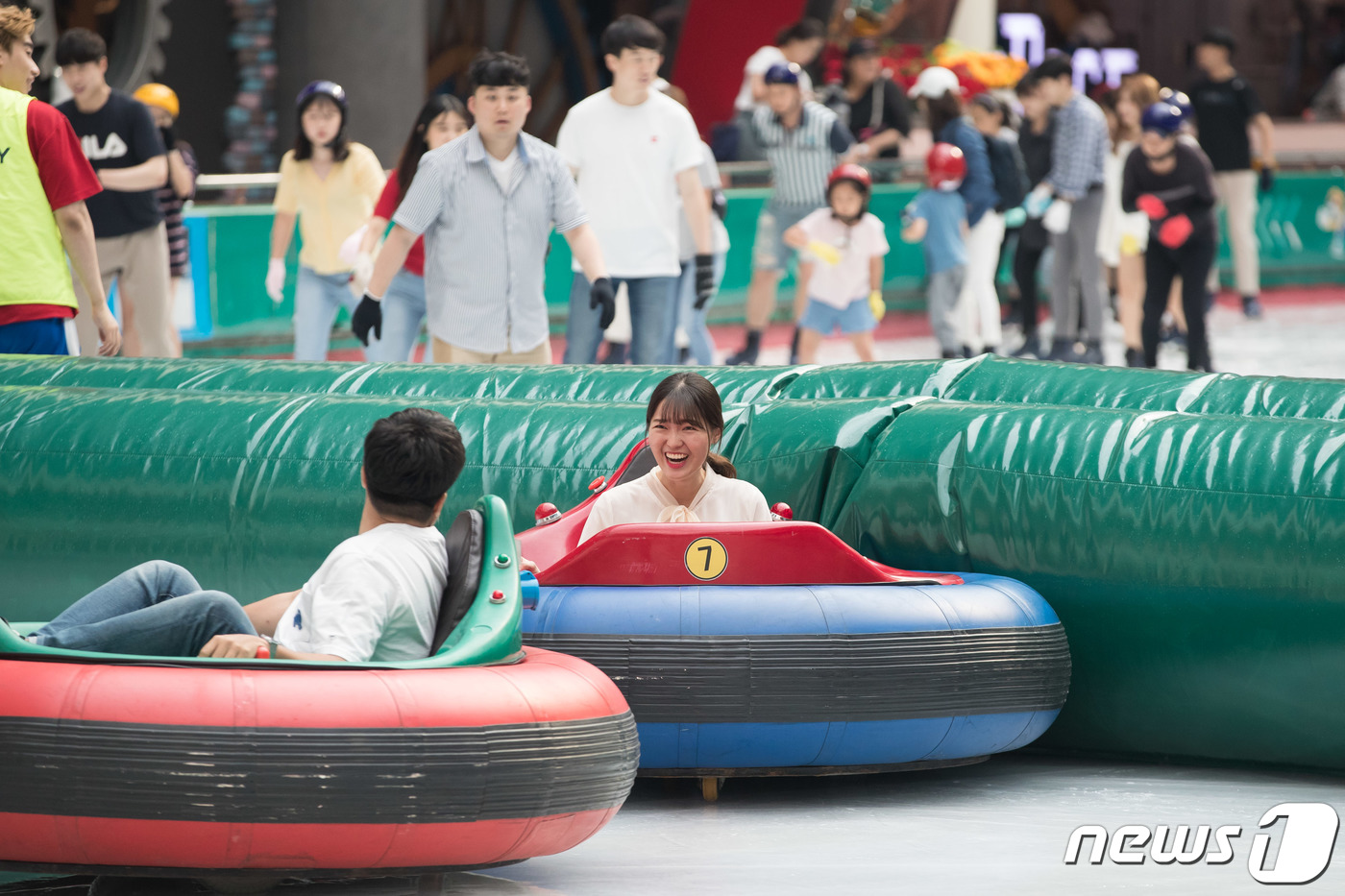 (서울=뉴스1) = 지난 6일 서울 송파구 롯데월드 어드벤처 지하 3층 아이스링크에서 시민들이 '아이스범퍼카'를 타며 더위를 피하고 있다.이달 23일까지(주말, 광복절, 16일 제 …