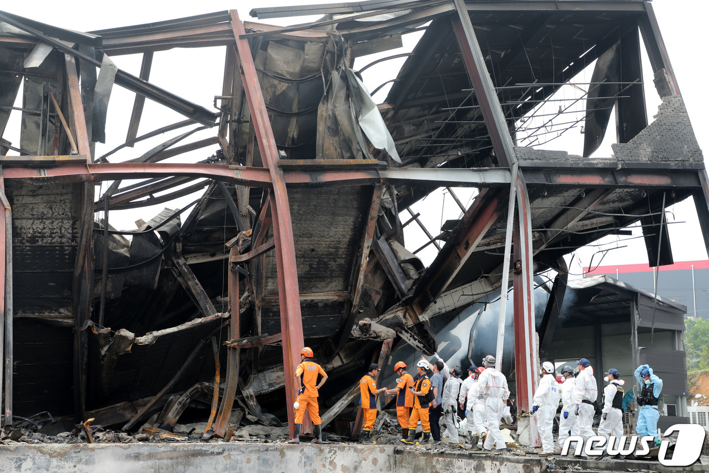 (안성=뉴스1) 조태형 기자 = 7일 오전 경기도 안성시 양성면의 공장 화재 현장에서 관계 당국 조사단이 전날 발생한 화재에 대한 현장 조사를 하고 있다. 2019.8.7/뉴스1