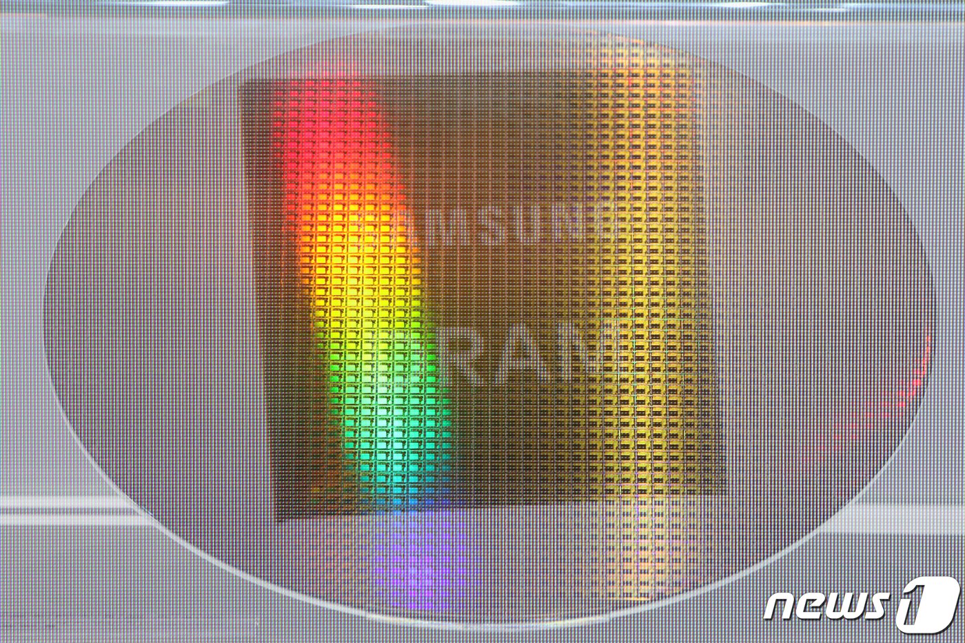 본문 이미지 - 서울 강남구 삼성전자 서초사옥 딜라이트룸에 전시된 반도체 웨이퍼. 2019.8.7/뉴스1 ⓒ News1 이승배 기자