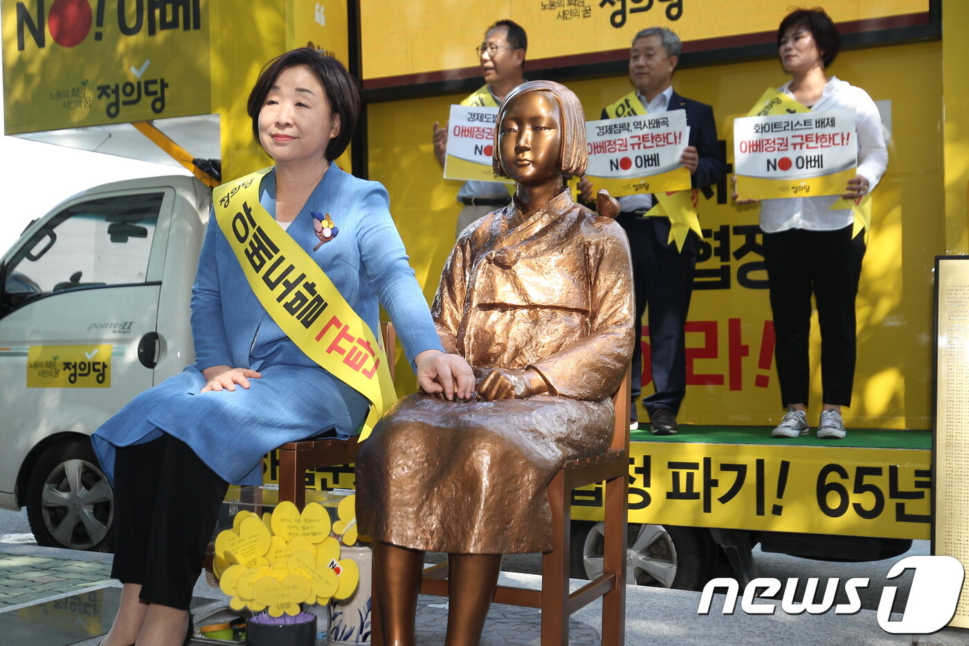 본문 이미지 - 심상정 정의당 대표가 7일 오후 부산 동구 일본영사관 인근 평화의 소녀상 옆에 앉아 소녀상의 의미를 되새기고 있다. 2019.8.7 ⓒ 뉴스1