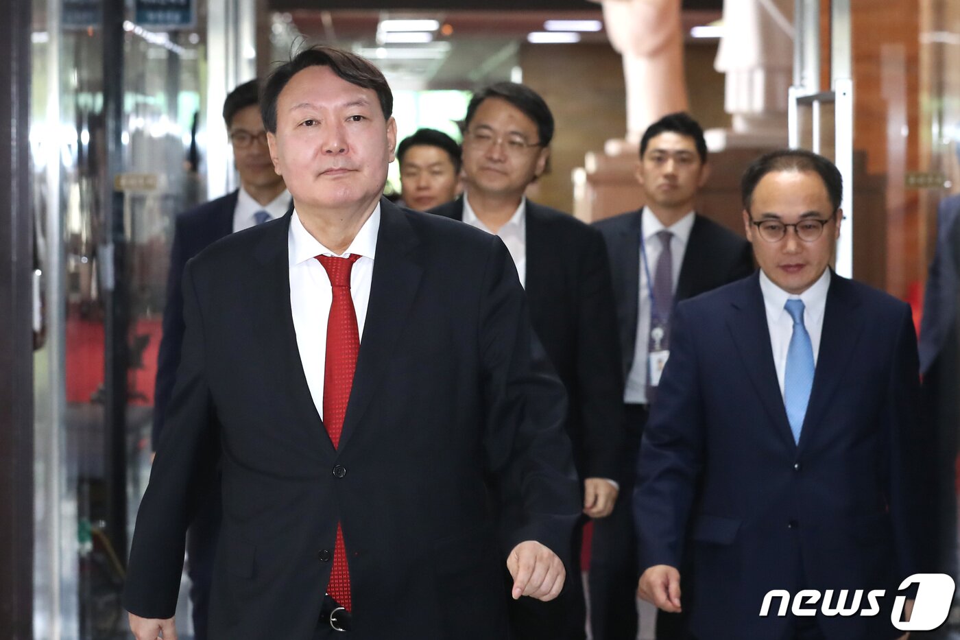 본문 이미지 - 윤석열 신임 검찰총장이 지난 8일 오전 서울 여의도 국회에서 황교안 자유한국당 대표를 예방하기 위해 이동하고 있다.  뉴스1 ⓒ News1 임세영 기자