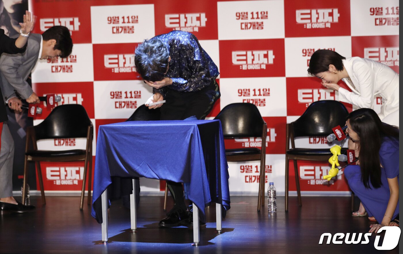 본문 이미지 - 배우 박정민, 임지연, 최유화가 8일 서울 광진구 롯데시네마 건대입구에서 열린 영화 ‘타짜 : 원 아이드 잭’ 제작보고회에 참석해 이광수(왼쪽 두번째)의 어설픈 손기술에 웃음보를 터트리고 있다. '타짜: 원 아이드 잭'은 인생을 바꿀 기회의 카드 원 아이드 잭을 받고 모인 타짜들이 목숨을 건 한판에 올인하는 이야기를 그린 작품이다. 2019.8.8/뉴스1 ⓒ News1 권현진 기자