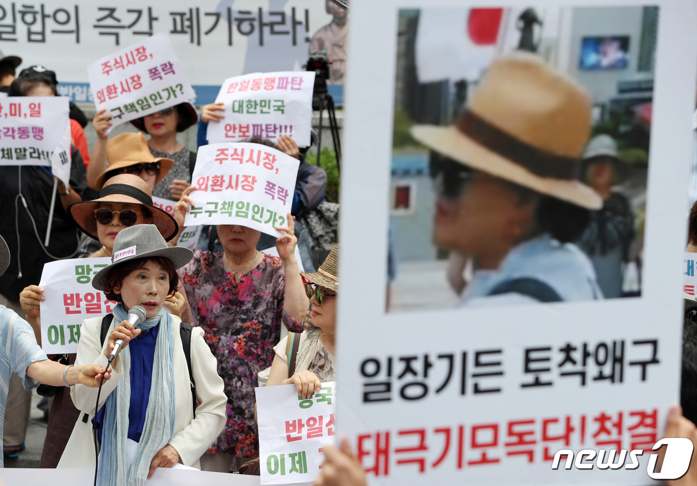 (서울=뉴스1) 박세연 기자 = 주옥순 엄마부대 대표가 8일 서울 종로구 옛 일본대사관 앞에서 기자회견을 갖고 있다.주옥순 대표는 "아베 수상님 사죄드립니다"라는 발언을해 논란을 …