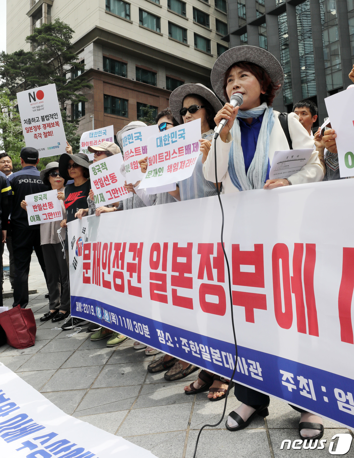 (서울=뉴스1) 박세연 기자 = 주옥순 엄마부대 대표가 8일 서울 종로구 옛 일본대사관 앞에서 기자회견을 하고 있다.주옥순 대표는 "아베 수상님 사죄드립니다"라는 발언을해 논란을 …