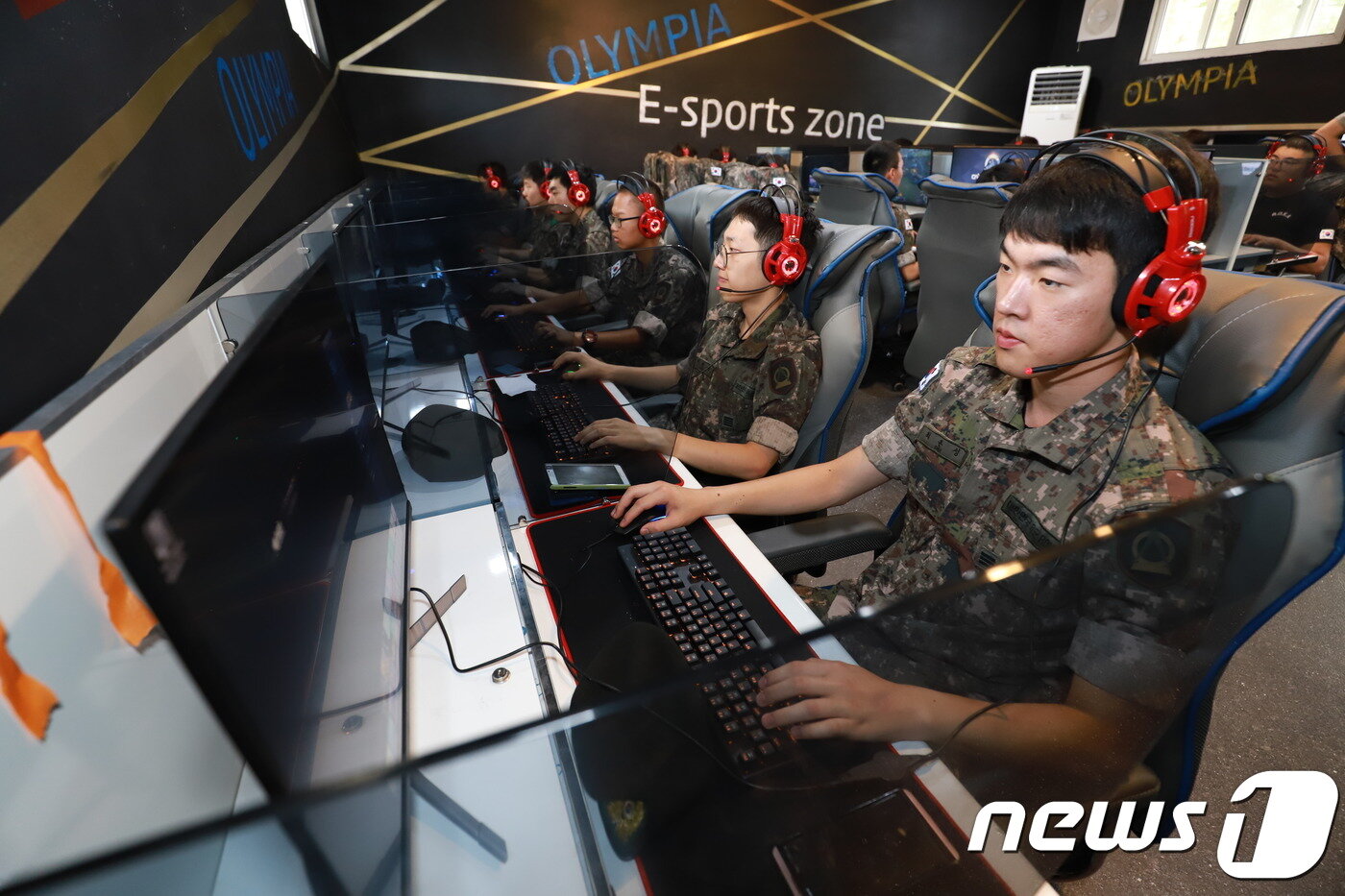 본문 이미지 - 72사단 장병들이 부대 내 복합문화시설에서 게임을 즐기고 있다. ⓒ 뉴스1